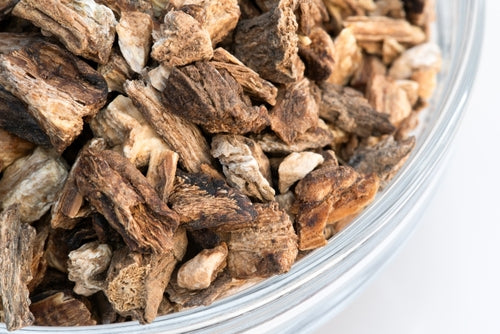 Burdock root is a time-tested herbal powerhouse known for its ability to detoxify the blood, support liver function, and promote clear, healthy skin. Used for centuries in traditional Chinese and Western herbalism, burdock root is rich in inulin, a prebiotic fiber that fuels good gut bacteria and enhances digestion.